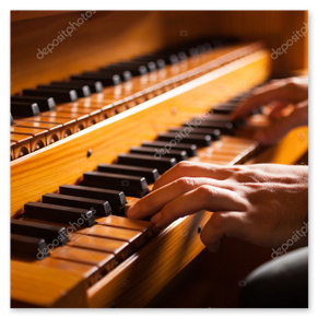 Organiste à l’orgue pendant un essai