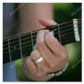 Guitariste jouant des accords simples