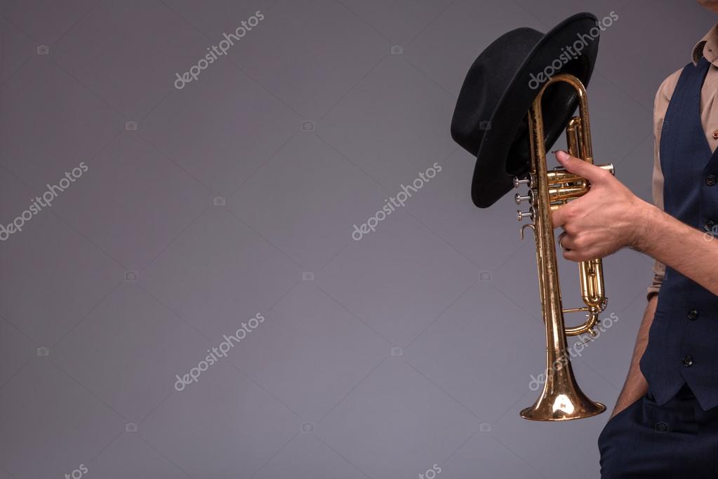 Trompette pos&eacute;e sur une partition