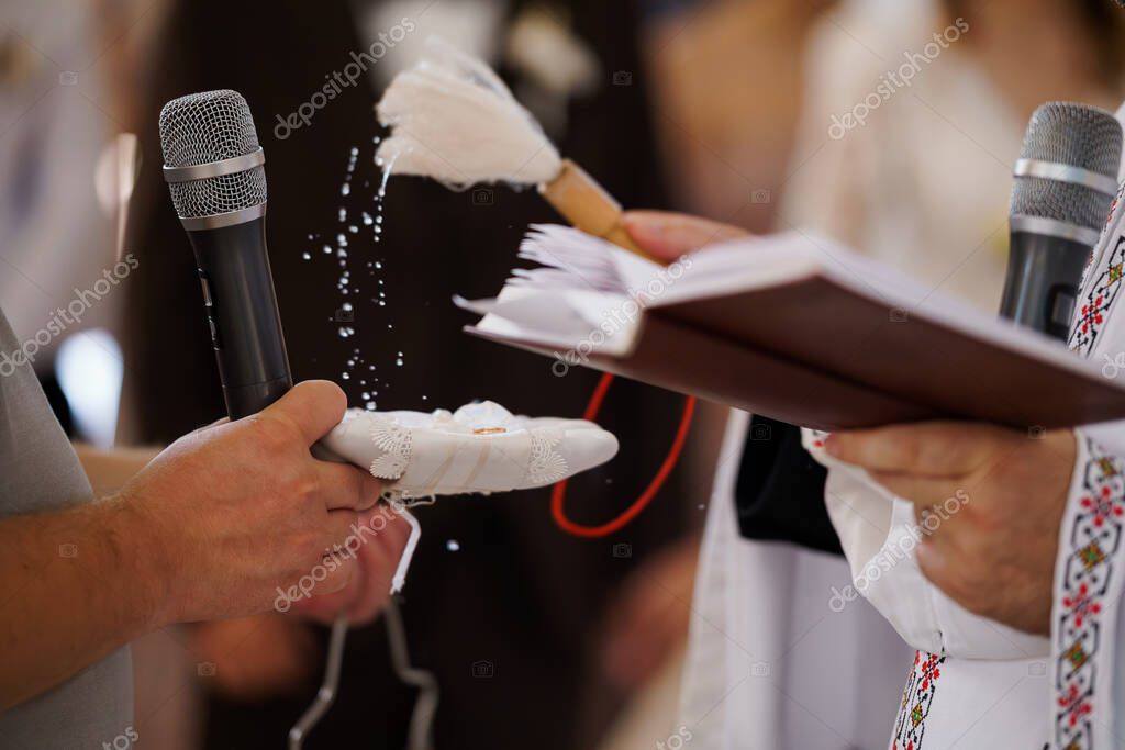 Animateur présentant un chant